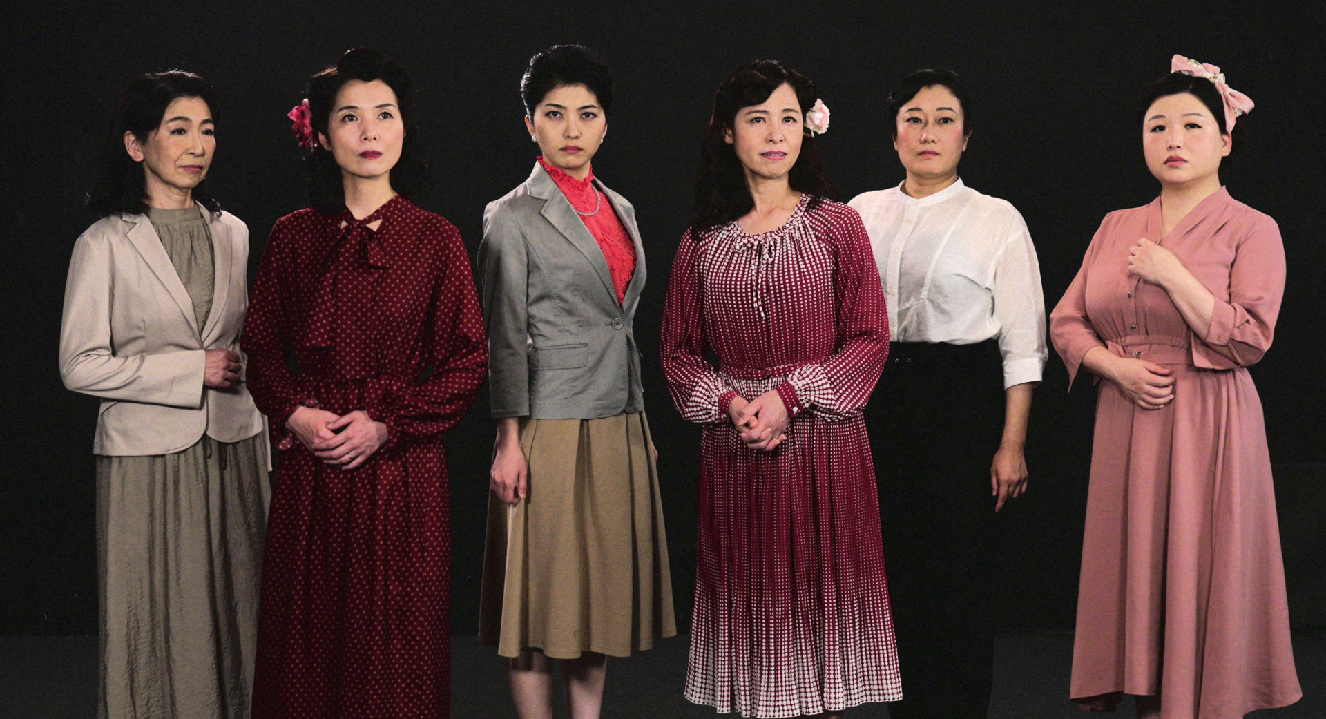 5人の女が語る戦争の狂気。1940年代の名曲とともにお届けする