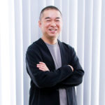 横山拓也による演劇ユニット「iaku」の新作はラブコメディ　社会的テーマを色濃く表現しつつ、エンターテインメント性を意識した作品