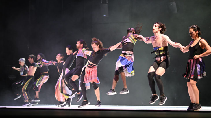 パワフルなダンスが語りかけるポルトガルの現在地──　KAAT DANCE SERIES『CARCAÇA -カルカサ-』上演決定！