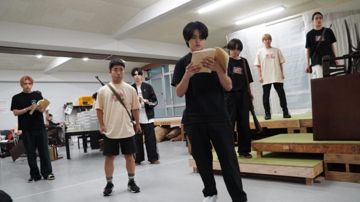 【稽古場レポート】「この世界で、正しさを選ぶ勇気を問う。」　朗読劇『また、桜の国で』が私たちに遺すもの