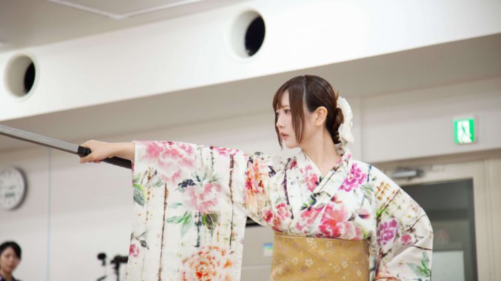 “すみれおじさん”和装で日舞・剣殺陣に挑戦！「歌舞伎と中国武術って似てるかも……」