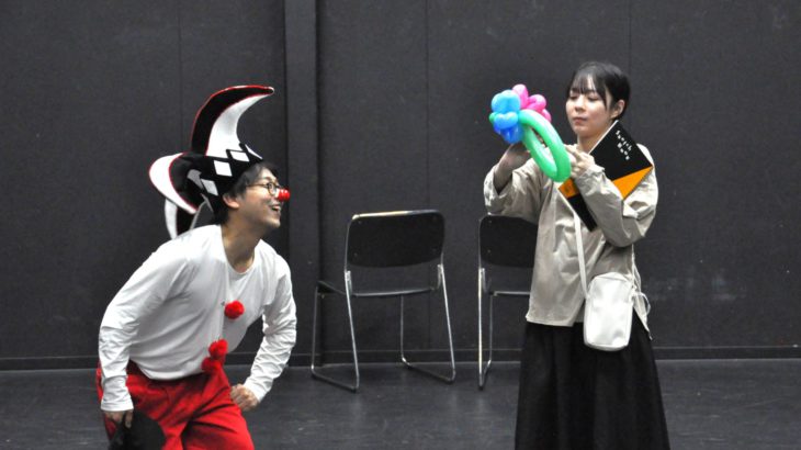 【稽古場レポート】君を笑顔にしよう。たとえ世界に禁じられても――山尾企画『ワールド』が描く愛しい世界。