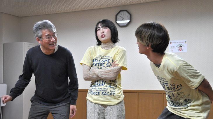 【稽古場レポート】堺と映画の愛にあふれた大人の青春群像劇――山尾企画『おいでよ！ テアトル堺』丁寧な稽古の理由
